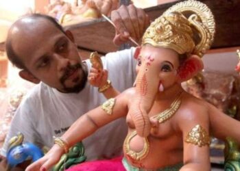 [ The Indian Express ] As artisans begin crafting Ganesha idols, Fadnavis stands his ground on viable alternative to PoP