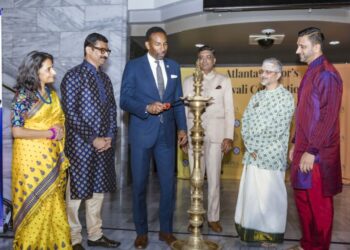 Atlanta Mayor joins Hindu organization to hold 3rd annual Diwali celebration at City Hall