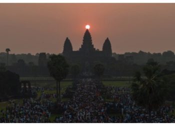 Thousands Gather at Angkor Wat for Equinox Sunrise